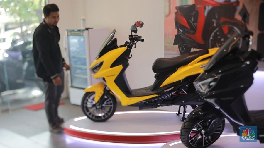 Calon pembeli melihat motor listrik dinsalah satu dealer motor di Kawasan Arteri, Jakarta Selatan, Senin (13/11/2023). (CNBC Indonesia/Muhammad Sabki)