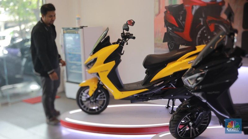 Calon pembeli melihat motor listrik dinsalah satu dealer motor di Kawasan Arteri, Jakarta Selatan, Senin (13/11/2023). (CNBC Indonesia/Muhammad Sabki)