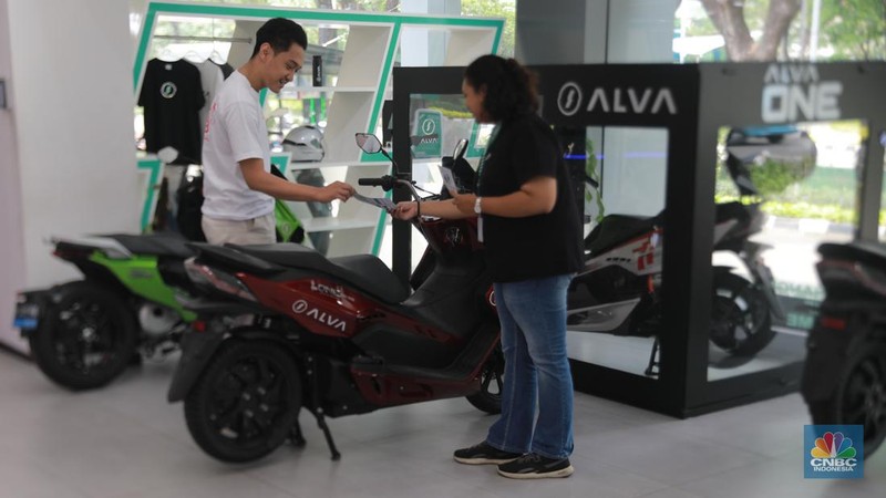 Calon pembeli melihat motor listrik dinsalah satu dealer motor di Kawasan Arteri, Jakarta Selatan, Senin (13/11/2023). (CNBC Indonesia/Muhammad Sabki)