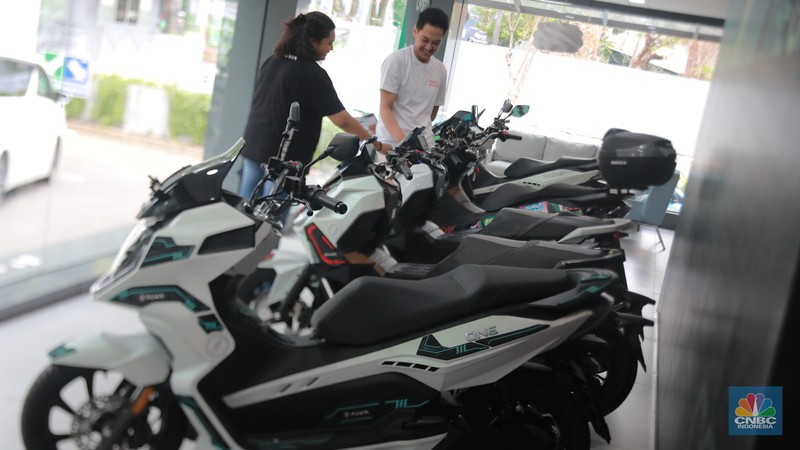 Calon pembeli melihat motor listrik dinsalah satu dealer motor di Kawasan Arteri, Jakarta Selatan, Senin (13/11/2023). (CNBC Indonesia/Muhammad Sabki) Calon pembeli melihat motor listrik dinsalah satu dealer motor di Kawasan Arteri, Jakarta Selatan, Senin (13/11/2023). (CNBC Indonesia/Muhammad Sabki)