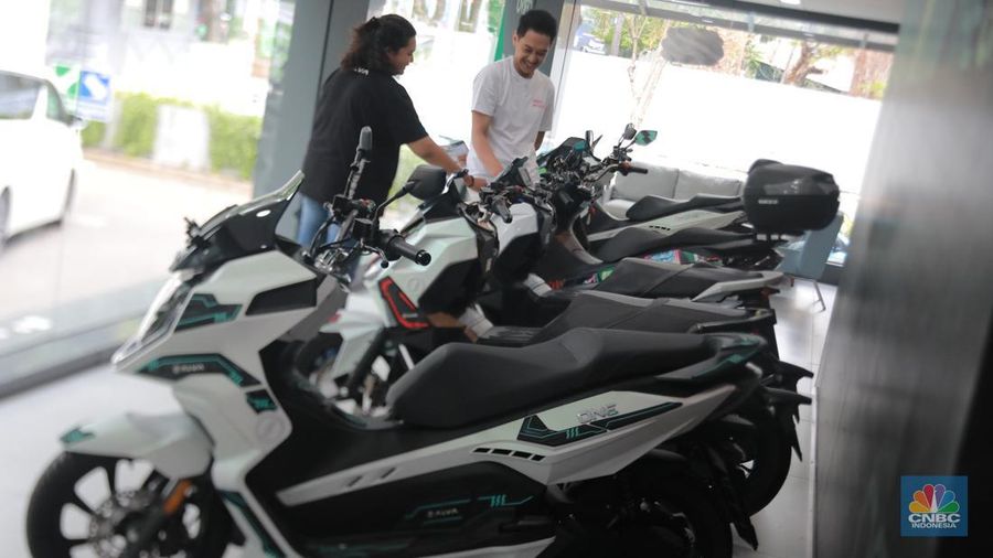 Calon pembeli melihat motor listrik dinsalah satu dealer motor di Kawasan Arteri, Jakarta Selatan, Senin (13/11/2023). (CNBC Indonesia/Muhammad Sabki)