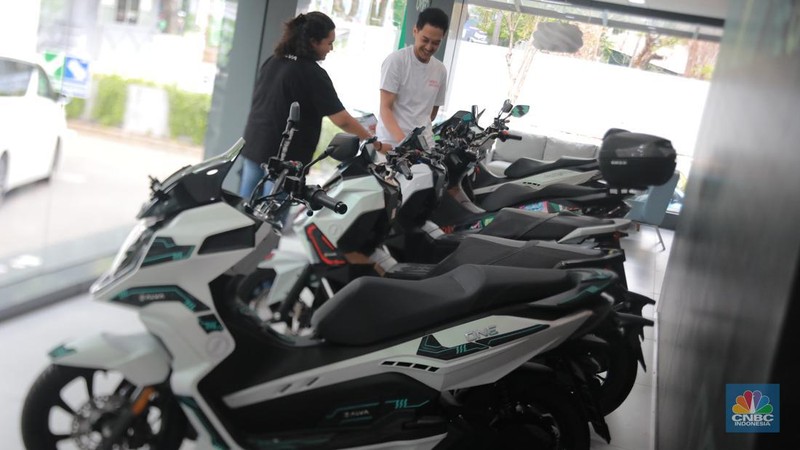 Calon pembeli melihat motor listrik dinsalah satu dealer motor di Kawasan Arteri, Jakarta Selatan, Senin (13/11/2023). (CNBC Indonesia/Muhammad Sabki)