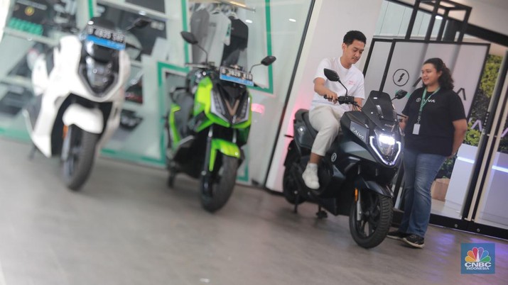 Calon pembeli melihat motor listrik dinsalah satu dealer motor di Kawasan Arteri, Jakarta Selatan, Senin (13/11/2023). (CNBC Indonesia/Muhammad Sabki)