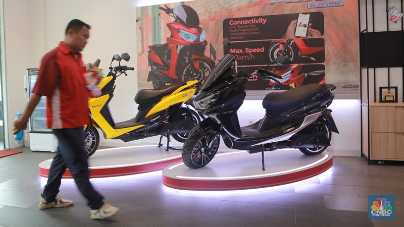 Calon pembeli melihat motor listrik dinsalah satu dealer motor di Kawasan Arteri, Jakarta Selatan, Senin (13/11/2023). (CNBC Indonesia/Muhammad Sabki)