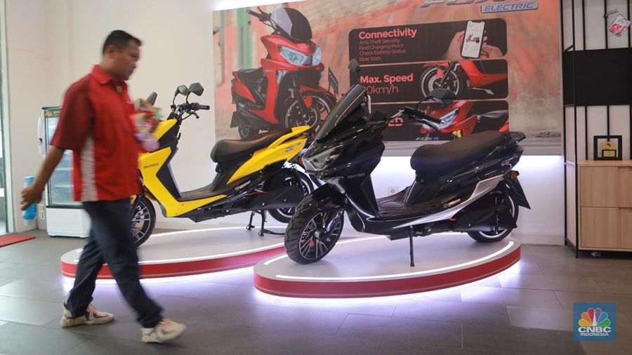 Calon pembeli melihat motor listrik dinsalah satu dealer motor di Kawasan Arteri, Jakarta Selatan, Senin (13/11/2023). (CNBC Indonesia/Muhammad Sabki)