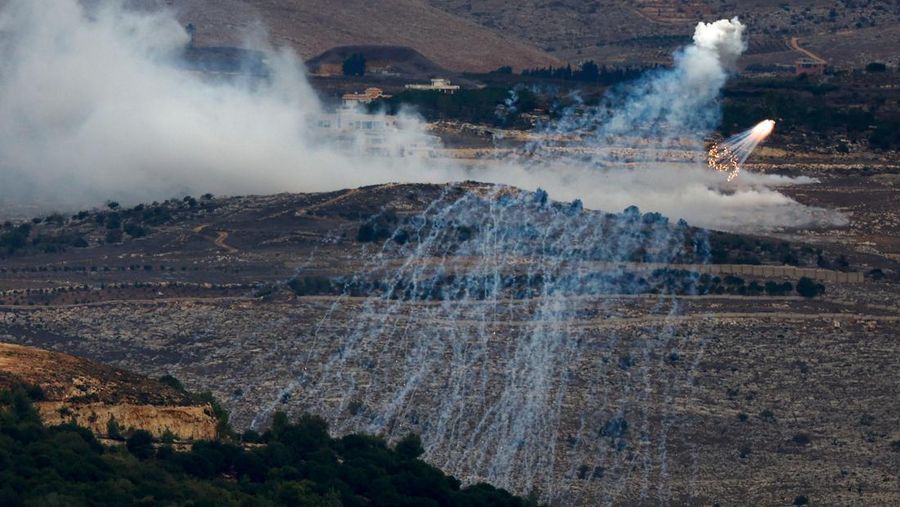 Fosfor putih yang ditembakkan oleh tentara Israel untuk membuat tabir asap, terlihat di perbatasan Israel-Lebanon di Israel utara, 12 November 2023. (REUTERS/Evelyn Hockstein)