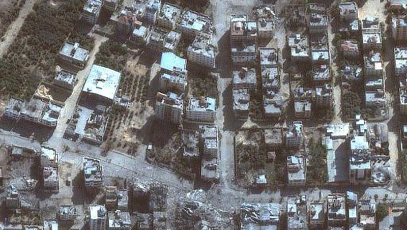 Gambar satelit yang dirilis oleh Maxar Technologies pada 12 November 2023, menunjukkan kerusakan di sekitar Rumah Sakit lapangan Yordania di distrik Tal al-Hawa barat Kota Gaza. (Satellite image 2023 Maxar Technologies / AFP)