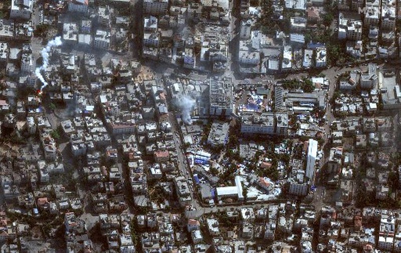 Gambar satelit yang dirilis oleh Maxar Technologies pada 12 November 2023, menunjukkan kerusakan di sekitar Rumah Sakit lapangan Yordania di distrik Tal al-Hawa barat Kota Gaza. (Satellite image 2023 Maxar Technologies / AFP) Gambar satelit yang dirilis oleh Maxar Technologies pada 12 November 2023, menunjukkan kerusakan di sekitar Rumah Sakit lapangan Yordania di distrik Tal al-Hawa barat Kota Gaza. (Satellite image 2023 Maxar Technologies / AFP)