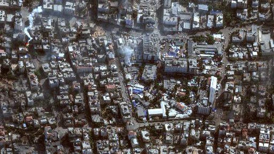 Gambar satelit yang dirilis oleh Maxar Technologies pada 12 November 2023, menunjukkan kerusakan di sekitar Rumah Sakit lapangan Yordania di distrik Tal al-Hawa barat Kota Gaza. (Satellite image 2023 Maxar Technologies / AFP)