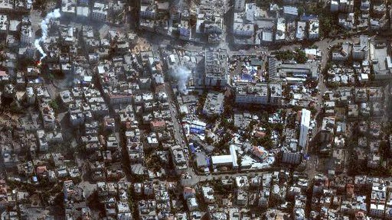 Gambar satelit yang dirilis oleh Maxar Technologies pada 12 November 2023, menunjukkan kerusakan di sekitar Rumah Sakit lapangan Yordania di distrik Tal al-Hawa barat Kota Gaza. (Satellite image 2023 Maxar Technologies / AFP)