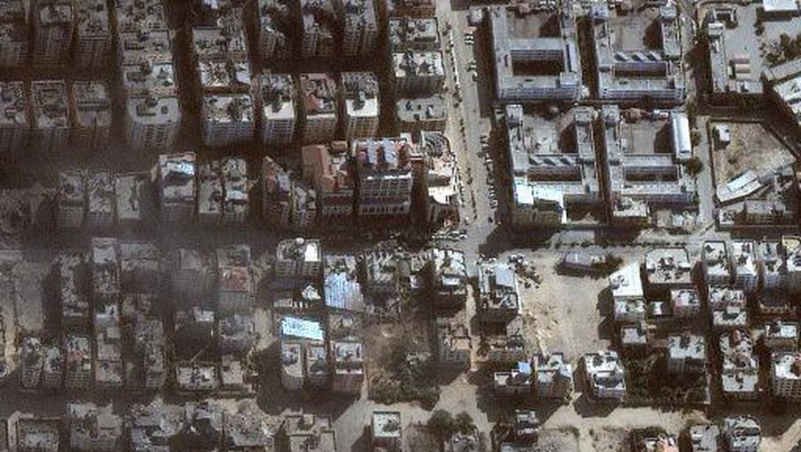 Gambar satelit yang dirilis oleh Maxar Technologies pada 12 November 2023, menunjukkan kerusakan di sekitar Rumah Sakit lapangan Yordania di distrik Tal al-Hawa barat Kota Gaza. (Satellite image 2023 Maxar Technologies / AFP)