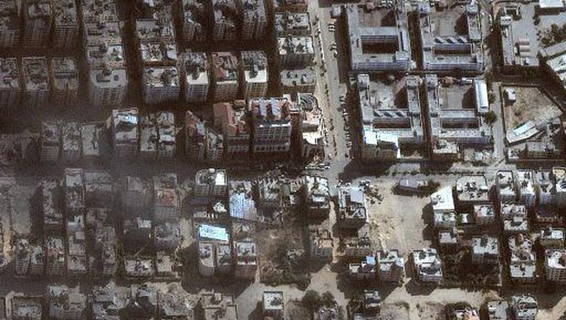 Gambar satelit yang dirilis oleh Maxar Technologies pada 12 November 2023, menunjukkan kerusakan di sekitar Rumah Sakit lapangan Yordania di distrik Tal al-Hawa barat Kota Gaza. (Satellite image 2023 Maxar Technologies / AFP)