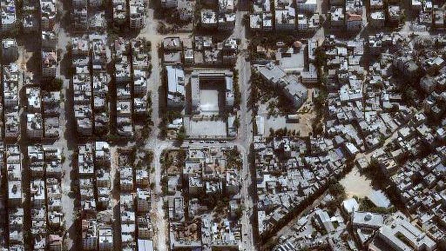 Gambar satelit yang dirilis oleh Maxar Technologies pada 12 November 2023, menunjukkan kerusakan di sekitar Rumah Sakit lapangan Yordania di distrik Tal al-Hawa barat Kota Gaza. (Satellite image 2023 Maxar Technologies / AFP)