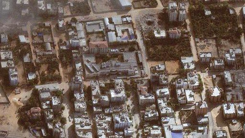 Gambar satelit yang dirilis oleh Maxar Technologies pada 12 November 2023, menunjukkan kerusakan di sekitar Rumah Sakit lapangan Yordania di distrik Tal al-Hawa barat Kota Gaza. (Satellite image 2023 Maxar Technologies / AFP)