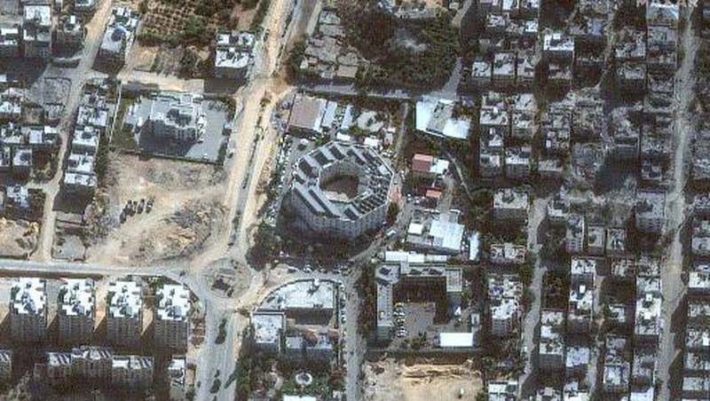 Gambar satelit yang dirilis oleh Maxar Technologies pada 12 November 2023, menunjukkan kerusakan di sekitar Rumah Sakit lapangan Yordania di distrik Tal al-Hawa barat Kota Gaza. (Satellite image 2023 Maxar Technologies / AFP)