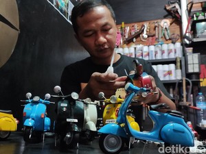 Tangan Lihai Abdul Majid Sulap Pipa Bekas Jadi Miniatur Vespa
