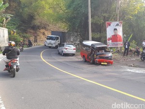 Minibus Ngebut dan Gagal Nyalip hingga Tabrak Angkot di Sumedang