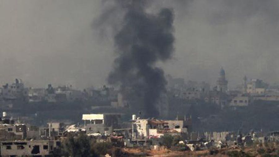 Kepulan asaap saat serangan militer Israel di perbatasan Jalur Gaza, Senin, 13/9/2023). Jack Guez / AFP)