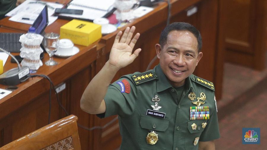 KSAD Jenderal Agus Subiyanto saat menjlani fit and proper test untuk calon Panglima TNI dengan Komisi I DPR RI di Kompleks Parlemen, Senayan, Jakarta, Senin (13/11/2023). Komisi I DPR menyepakati Jenderal Agus Subiyanto, sebagai Panglima TNI baru, menggantikan Laksamana Yudo Margono. Keputusan ini disepakati setelah uji kelayakan dan uji kepatutan panglima TNI.  (CNBC Indonesia/Muhammad Sabki)
