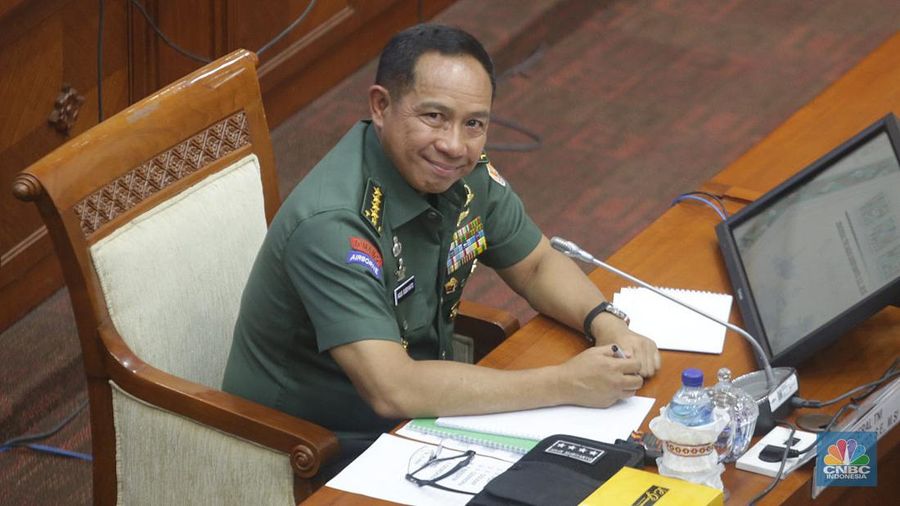 KSAD Jenderal Agus Subiyanto saat menjlani fit and proper test untuk calon Panglima TNI dengan Komisi I DPR RI di Kompleks Parlemen, Senayan, Jakarta, Senin (13/11/2023). Komisi I DPR menyepakati Jenderal Agus Subiyanto, sebagai Panglima TNI baru, menggantikan Laksamana Yudo Margono. Keputusan ini disepakati setelah uji kelayakan dan uji kepatutan panglima TNI.  (CNBC Indonesia/Muhammad Sabki)