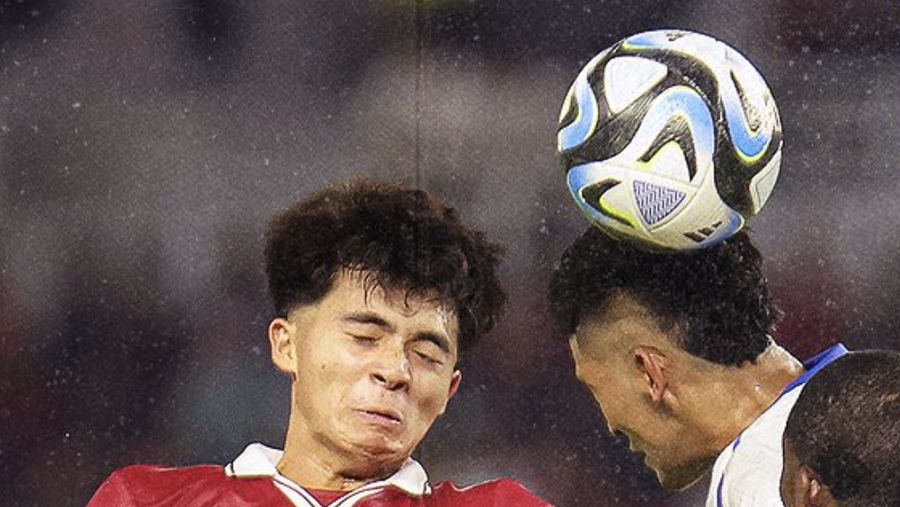 Pemain Timnas Indonesia U-17 Arkhan Purwanto (tengah) melakukan selebrasi bersama rekannya usai mencetak gol ke gawang Panama dalam lanjutan Piala Dunia U-17 di Stadion Gelora BUng Tomo, Surabaya, Jawa Timur, Senin (13/11/2023) malam. (Robertus Pudyanto - FIFA/FIFA via Getty Images)