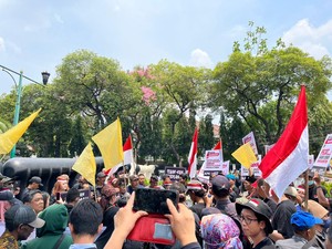 Massa Gelar Aksi di Depan KPU Jelang Penetapan Capres-Cawapres