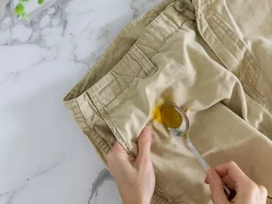 Kuah Opor Tumpah Kena Baju Lebaran? Begini Cara Bersihkannya