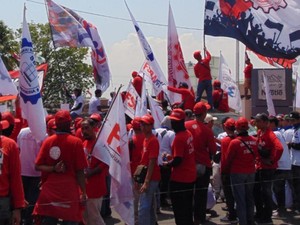 Ratusan Buruh Demo PT Nestle Kejayan Pasuruan yang PHK 126 Karyawan