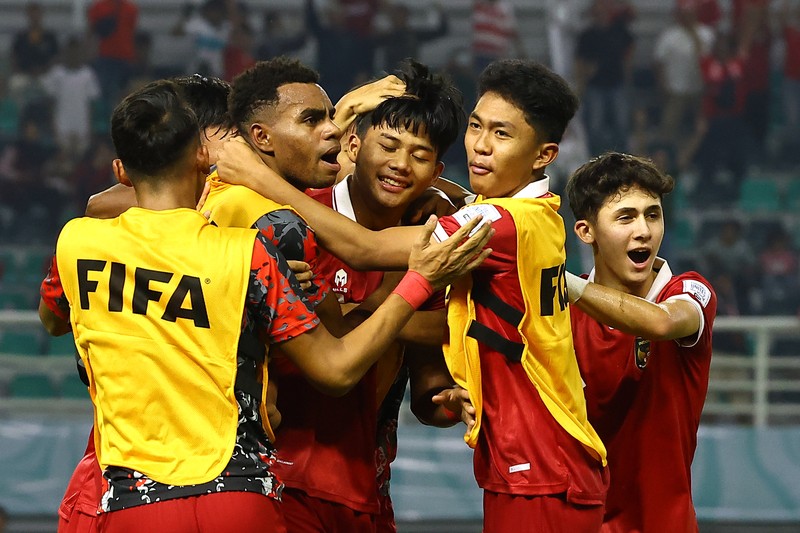 Pemain Timnas Indonesia U-17 Arkhan Purwanto (tengah) melakukan selebrasi bersama rekannya usai mencetak gol ke gawang Panama dalam lanjutan Piala Dunia U-17 di Stadion Gelora BUng Tomo, Surabaya, Jawa Timur, Senin (13/11/2023) malam. (Robertus Pudyanto - FIFA/FIFA via Getty Images) Pemain Timnas Indonesia U-17 Arkhan Purwanto (tengah) melakukan selebrasi bersama rekannya usai mencetak gol ke gawang Panama dalam lanjutan Piala Dunia U-17 di Stadion Gelora BUng Tomo, Surabaya, Jawa Timur, Senin (13/11/2023) malam. (Robertus Pudyanto - FIFA/FIFA via Getty Images)