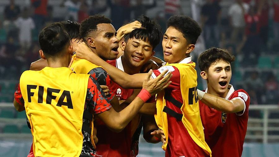 Pemain Timnas Indonesia U-17 Arkhan Purwanto (tengah) melakukan selebrasi bersama rekannya usai mencetak gol ke gawang Panama dalam lanjutan Piala Dunia U-17 di Stadion Gelora BUng Tomo, Surabaya, Jawa Timur, Senin (13/11/2023) malam. (Robertus Pudyanto - FIFA/FIFA via Getty Images)