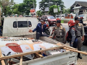 Bawaslu Pati Tertibkan Alat Peraga Kampanye Caleg yang Curi Start