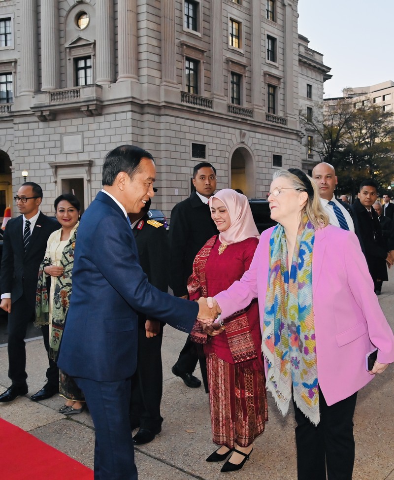 Presiden Joko Widodo beserta rombongan mendarat di Pangkalan Militer Andrews, Washington DC, Amerika Serikat, pada Minggu, (12/11/2023), sekitar pukul 16.20 waktu setempat atau Senin, 13 November 2023 pukul 04.20 WIB. Presiden Joko Widodo beserta rombongan mendarat di Pangkalan Militer Andrews, Washington DC, Amerika Serikat, pada Minggu, (12/11/2023), sekitar pukul 16.20 waktu setempat atau Senin, 13 November 2023 pukul 04.20 WIB. (Dok. Biro Pers Sekretariat Presiden - Laily Rachev)