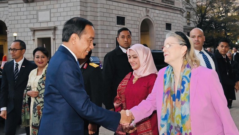 Presiden Joko Widodo beserta rombongan mendarat di Pangkalan Militer Andrews, Washington DC, Amerika Serikat, pada Minggu, (12/11/2023), sekitar pukul 16.20 waktu setempat atau Senin, 13 November 2023 pukul 04.20 WIB. (Dok. Biro Pers Sekretariat Presiden - Laily Rachev)