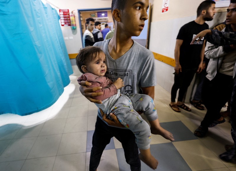 Tentara Israel saat operasi darat melawan kelompok Islam Palestina Hamas, di Jalur Gaza, Senin (13/11/2023). (Israel Defense Forces/Handout via REUTERS) Tentara Israel saat operasi darat melawan kelompok Islam Palestina Hamas, di Jalur Gaza, Senin (13/11/2023). (Israel Defense Forces/Handout via REUTERS)