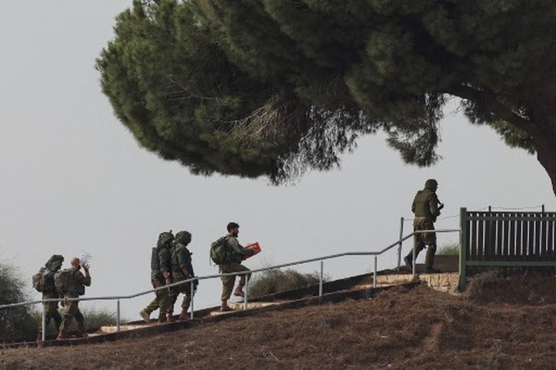Tentara Israel saat operasi darat melawan kelompok Islam Palestina Hamas, di Jalur Gaza, Senin (13/11/2023). (Israel Defense Forces/Handout via REUTERS) Tentara Israel saat operasi darat melawan kelompok Islam Palestina Hamas, di Jalur Gaza, Senin (13/11/2023). (Israel Defense Forces/Handout via REUTERS)