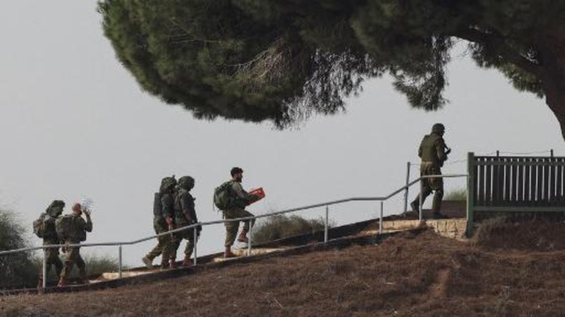 Tentara Israel saat operasi darat melawan kelompok Islam Palestina Hamas, di Jalur Gaza, Senin (13/11/2023). (Israel Defense Forces/Handout via REUTERS)