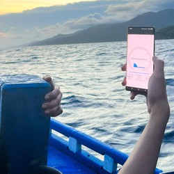 Pakai Telkomsel, Nelayan Bisa Buka Aplikasi HP di Tengah Laut
