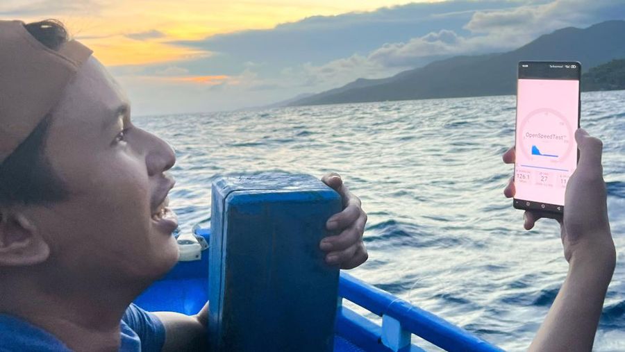 Telkomsel bersama ZTE Corporation meluncurkan solusi komunikasi jarak jauh MarineMobile untuk membantu nelayan mengatasi tantangan operasional, mulai dari akses prakiraan cuaca, penentuan lokasi penangkapan ikan optimal, pelacakan GPS, dan akses real-time ke pembeli langsung ikan di pasar. (Dok. Telkomsel)