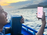 Pakai Telkomsel, Nelayan Bisa Buka Aplikasi HP di Tengah Laut
