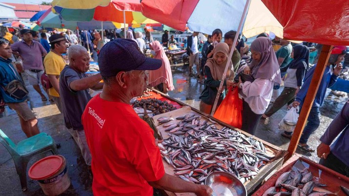 Telkomsel bersama ZTE Corporation meluncurkan solusi komunikasi jarak jauh MarineMobile untuk membantu nelayan mengatasi tantangan operasional, mulai dari akses prakiraan cuaca, penentuan lokasi penangkapan ikan optimal, pelacakan GPS, dan akses real-time ke pembeli langsung ikan di pasar. (Dok. Telkomsel)