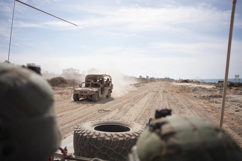 Tentara Israel saat operasi darat melawan kelompok Islam Palestina Hamas, di Jalur Gaza, Senin (13/11/2023). (Israel Defense Forces/Handout via REUTERS) Tentara Israel saat operasi darat melawan kelompok Islam Palestina Hamas, di Jalur Gaza, Senin (13/11/2023). (Israel Defense Forces/Handout via REUTERS)