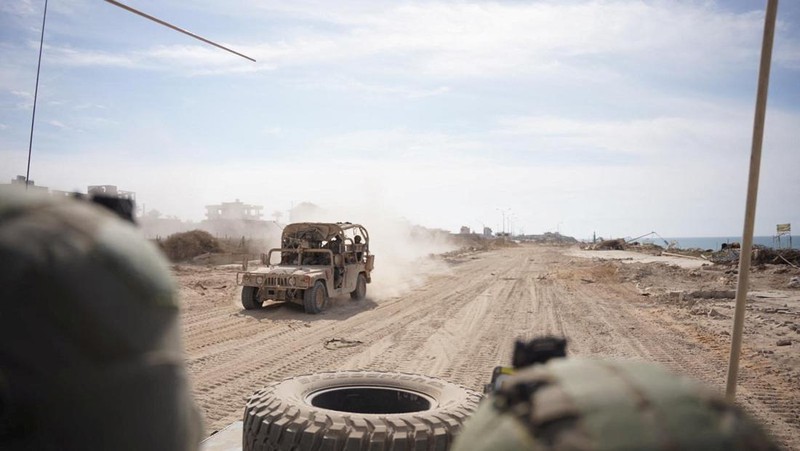Tentara Israel saat operasi darat melawan kelompok Islam Palestina Hamas, di Jalur Gaza, Senin (13/11/2023). (Israel Defense Forces/Handout via REUTERS)