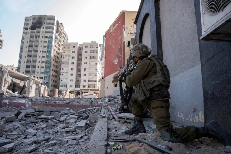 Tentara Israel saat operasi darat melawan kelompok Islam Palestina Hamas, di Jalur Gaza, Senin (13/11/2023). (Israel Defense Forces/Handout via REUTERS) Tentara Israel saat operasi darat melawan kelompok Islam Palestina Hamas, di Jalur Gaza, Senin (13/11/2023). (Israel Defense Forces/Handout via REUTERS)