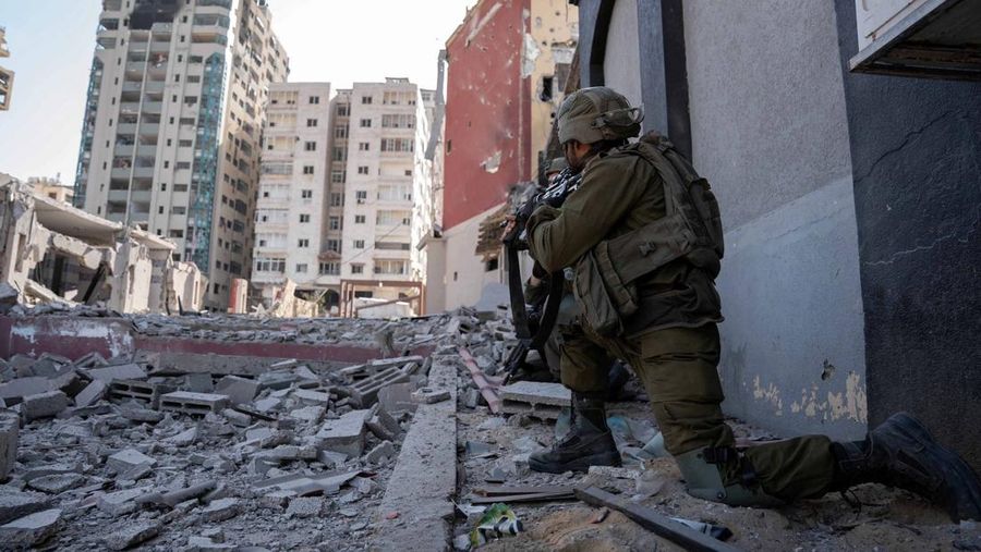 Tentara Israel saat operasi darat melawan kelompok Islam Palestina Hamas, di Jalur Gaza, Senin (13/11/2023). (Israel Defense Forces/Handout via REUTERS)