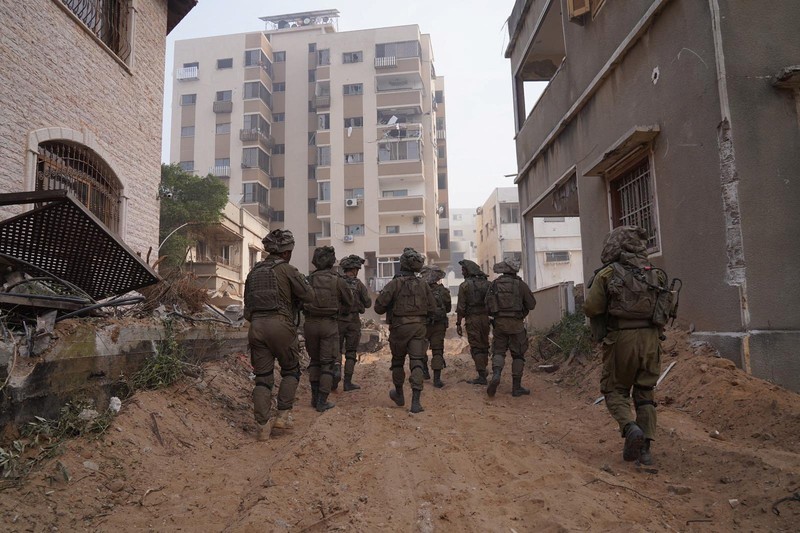 Tentara Israel saat operasi darat melawan kelompok Islam Palestina Hamas, di Jalur Gaza, Senin (13/11/2023). (Israel Defense Forces/Handout via REUTERS) Tentara Israel saat operasi darat melawan kelompok Islam Palestina Hamas, di Jalur Gaza, Senin (13/11/2023). (Israel Defense Forces/Handout via REUTERS)
