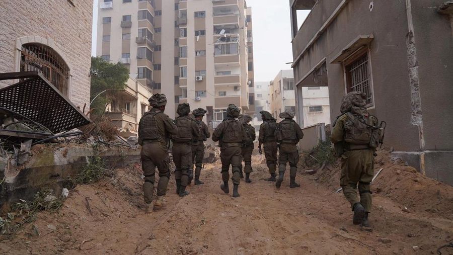 Tentara Israel saat operasi darat melawan kelompok Islam Palestina Hamas, di Jalur Gaza, Senin (13/11/2023). (Israel Defense Forces/Handout via REUTERS)