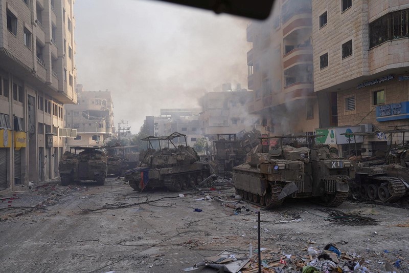 Tentara Israel saat operasi darat tentara Israel melawan kelompok Islam Palestina Hamas, di Jalur Gaza, Senin (13/11/2023). (Israel Defense Forces/Handout via REUTERS)