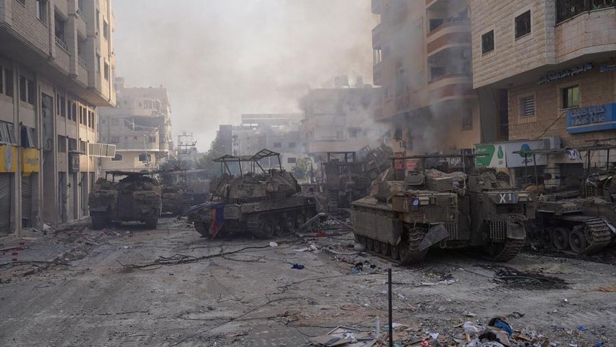 Tentara Israel saat operasi darat tentara Israel melawan kelompok Islam Palestina Hamas, di Jalur Gaza, Senin (13/11/2023). (Israel Defense Forces/Handout via REUTERS)
