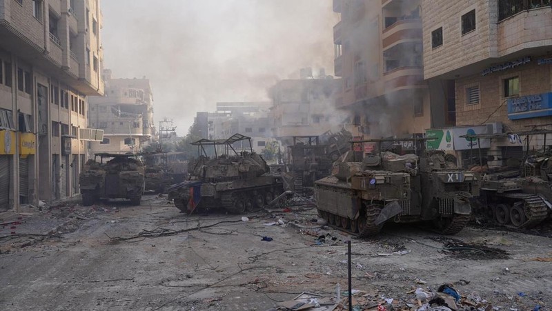 Tentara Israel saat operasi darat tentara Israel melawan kelompok Islam Palestina Hamas, di Jalur Gaza, Senin (13/11/2023). (Israel Defense Forces/Handout via REUTERS)