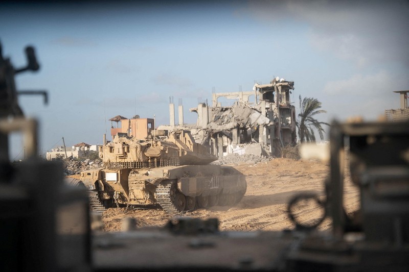 Tentara Israel saat operasi darat tentara Israel melawan kelompok Islam Palestina Hamas, di Jalur Gaza, Senin (13/11/2023). (Israel Defense Forces/Handout via REUTERS) Tentara Israel saat operasi darat tentara Israel melawan kelompok Islam Palestina Hamas, di Jalur Gaza, Senin (13/11/2023). (Israel Defense Forces/Handout via REUTERS)